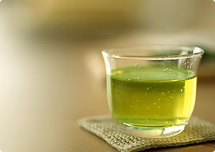 一杯ごとに、新しいお茶の葉を換えるので水出し煎茶もおいしい。